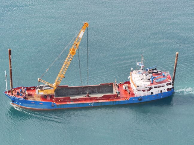 Premeščanje sedimenta je potekalo z ladjo-bagrom